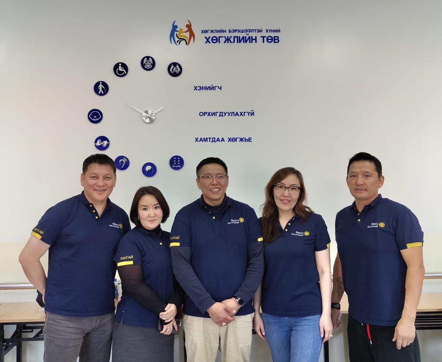 Дуучин Б.Алтанжаргал долоон хүүхдэд тэргэнцэр бэлэглэжээ