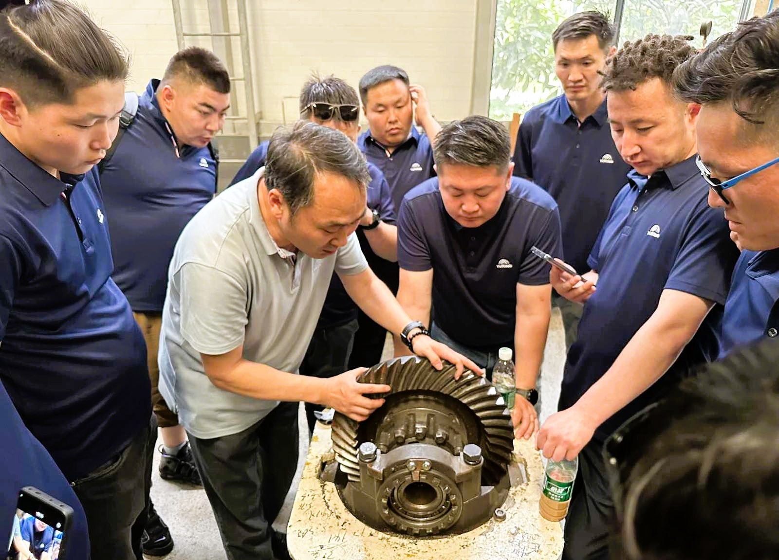 Юүтонг ZK6116HG автобусыг өөрсдөө засаж сурлаа