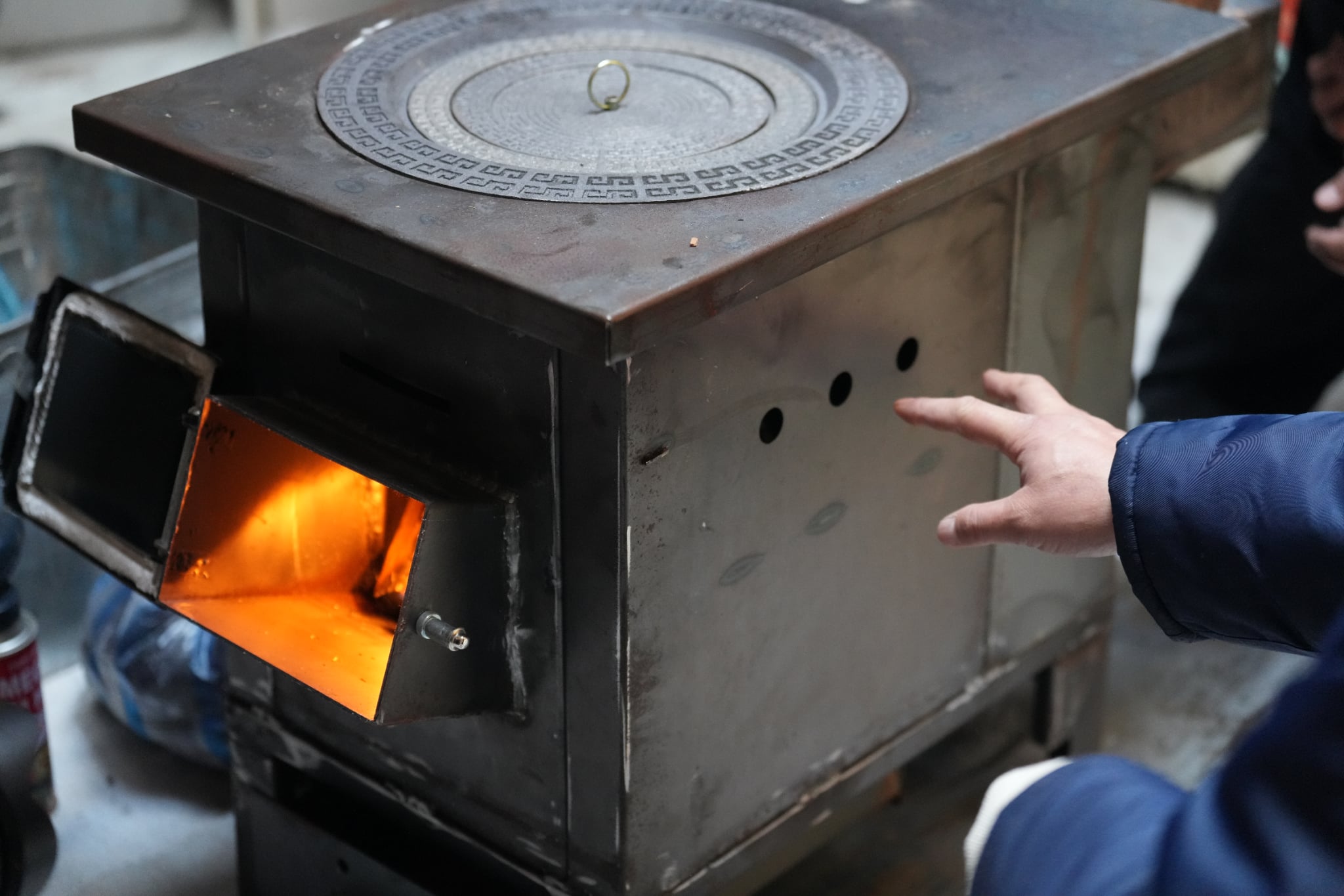 Битүүмжээ алдсан хуучин зуухтай айлуудын зуухыг шинээр сольж, суурилуулж байна