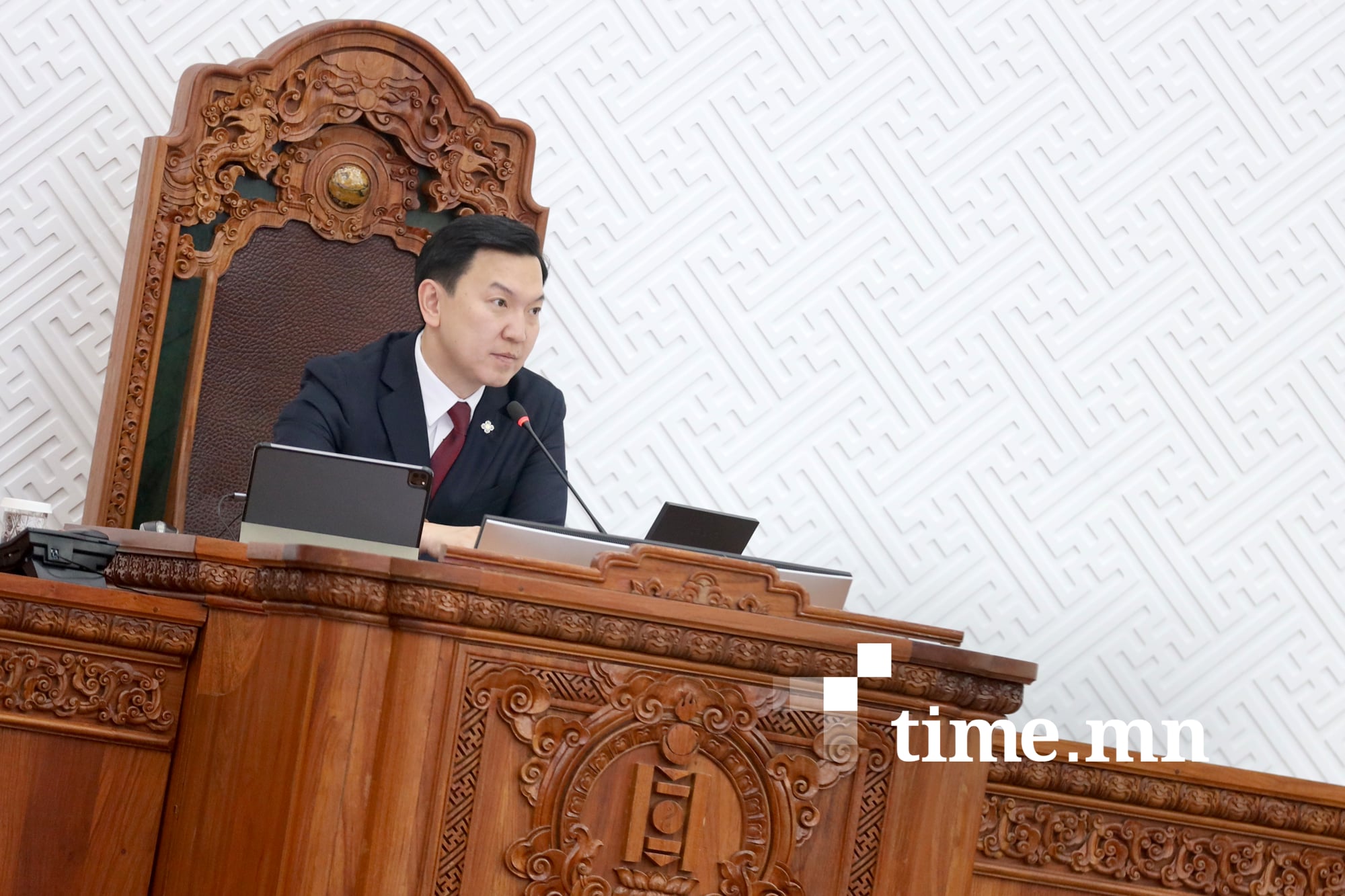 УИХ-ын дарга 10 минут тутамд гишүүдийг хуралдаа суухыг сануулж байна