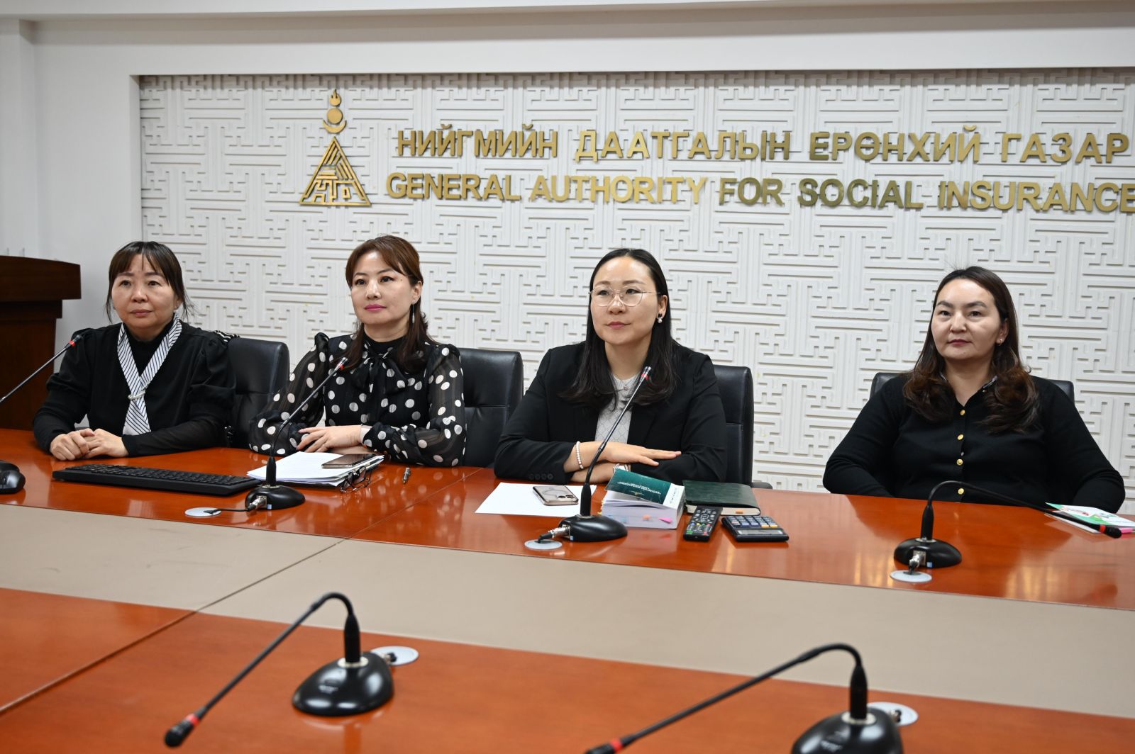 НДЕГ-аас Чех Улсад ажиллаж буй Монголчуудад  зөвлөгөө, мэдээлэл өглөө