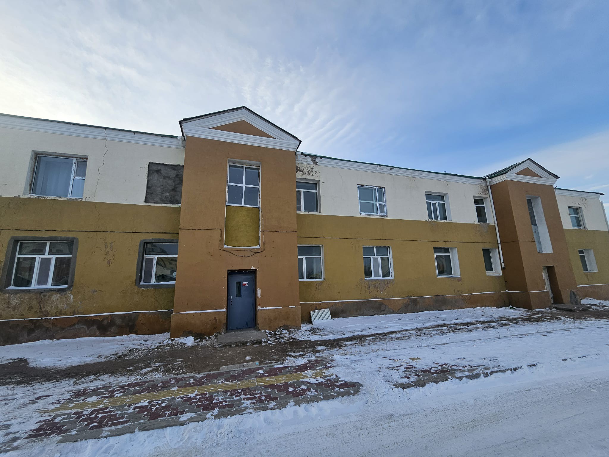 Хуучин орон сууцны тааз нуржээ