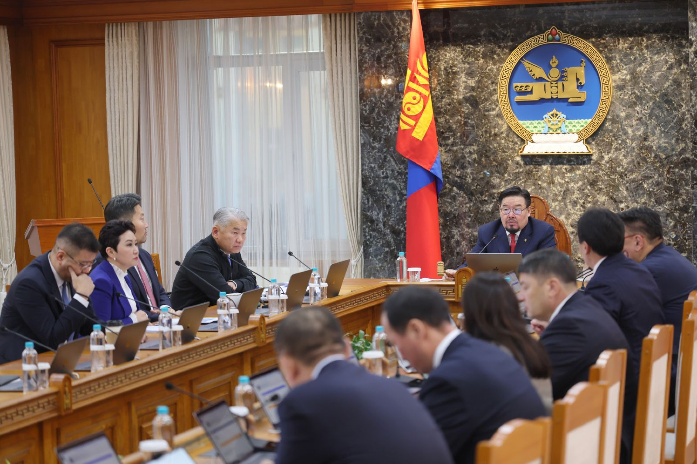 Төрийн өмчит 18 компани, үйлдвэрийн газрын хувьцааг худалдаж, нээлттэй хувьцаат компани болгоно