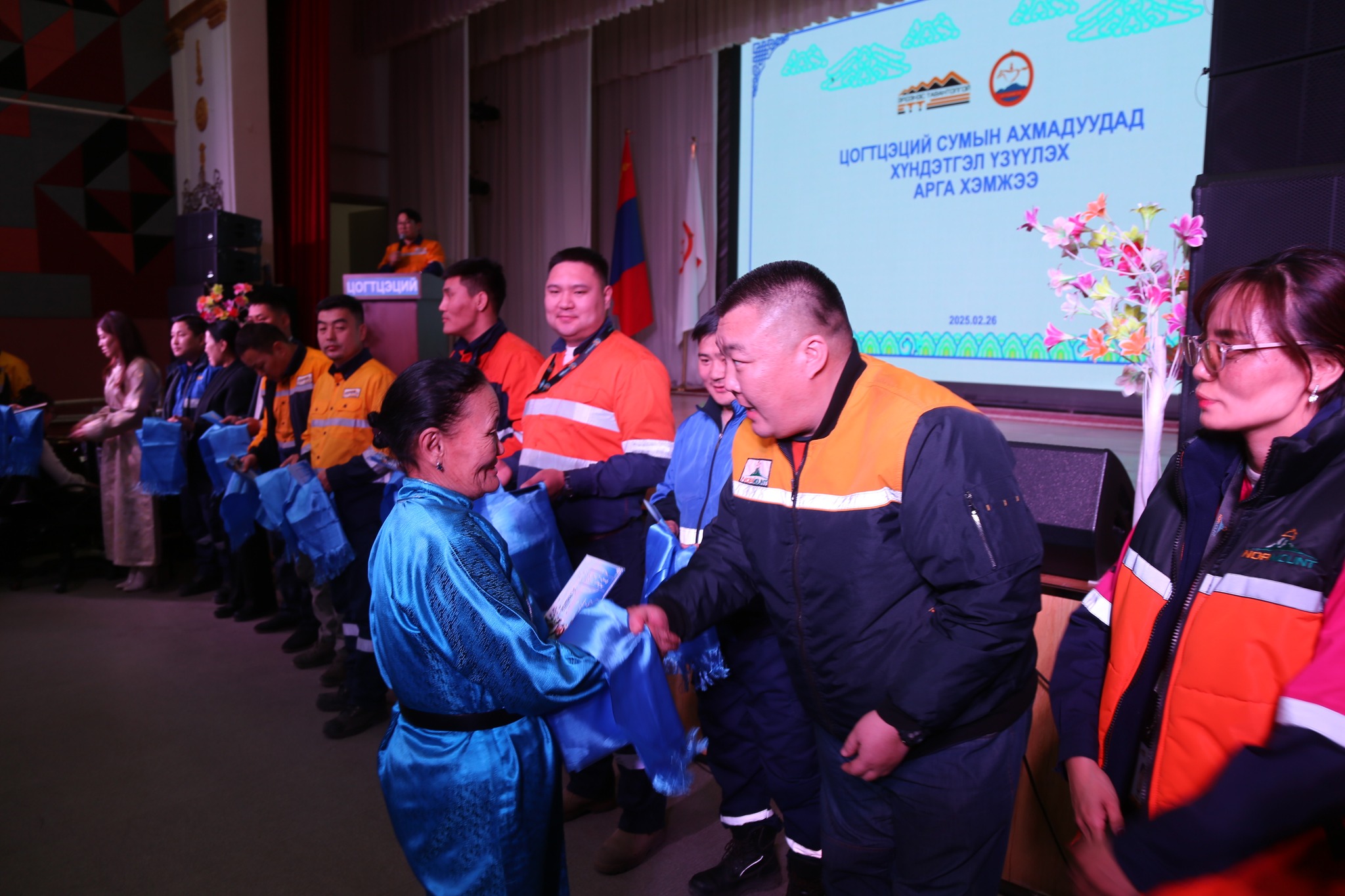 “Эрдэнэс Тавантолгой” ХК туслан гүйцэтгэгч компаниудын хамт Өмнөговь аймгийн Цогтцэций сумын ахмадуудад хүндэтгэл үзүүллээ