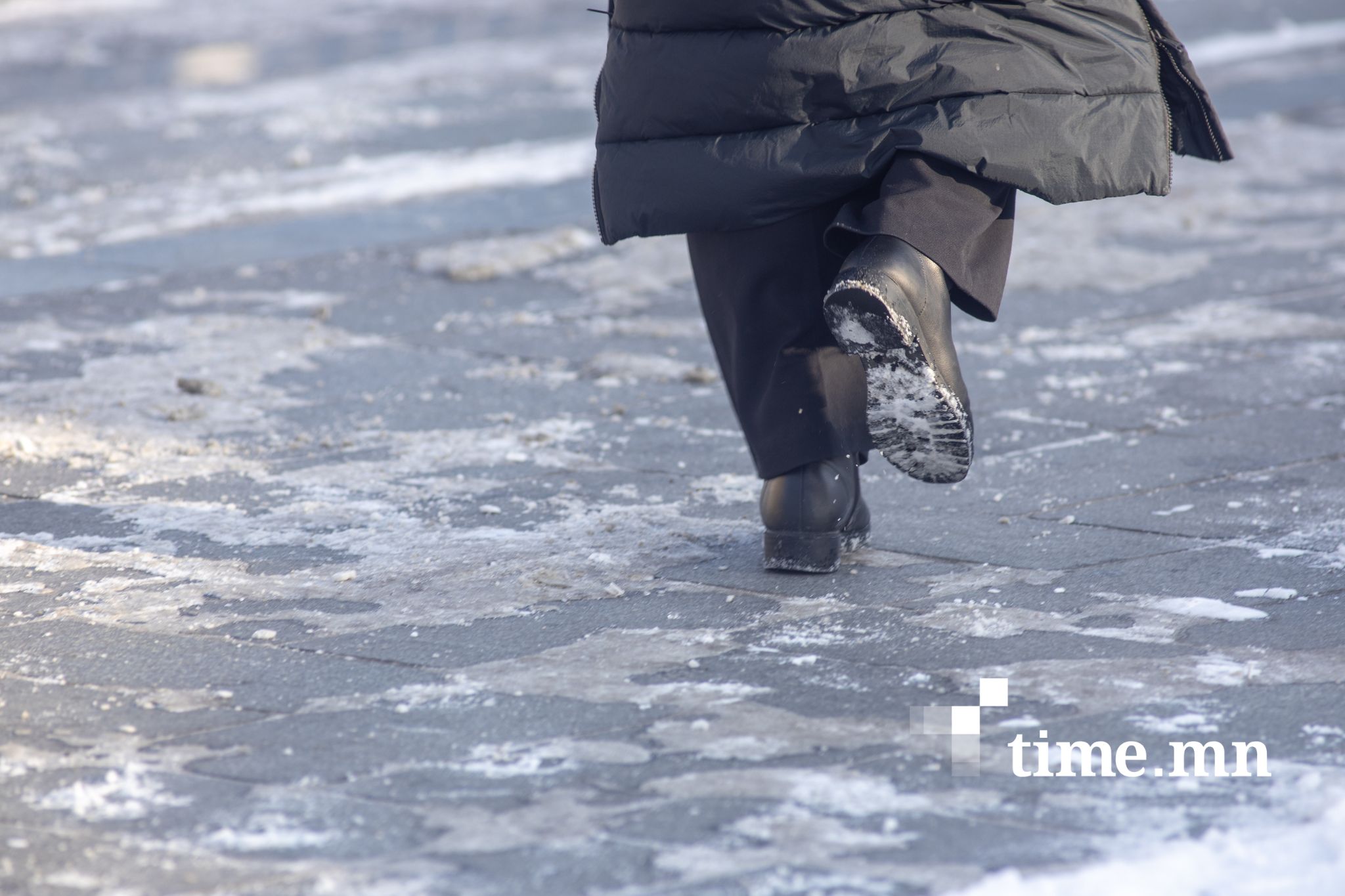 Халтирч унахаас сэргийлж резинэн ултай гутал өмсөхийг зөвлөж байна