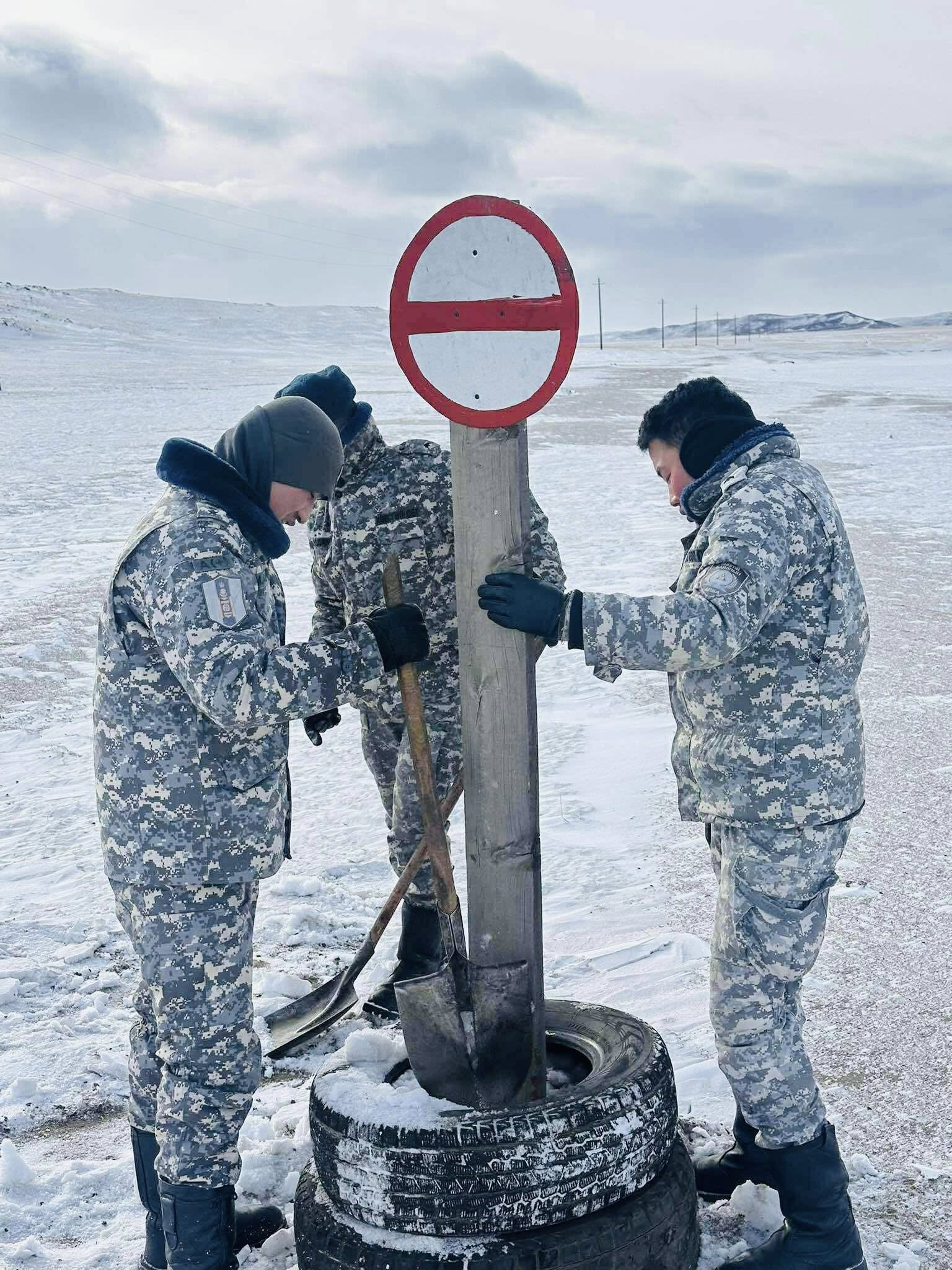 Мөсөн дээгүүр зорчихгүй байхыг анхааруулсан тэмдэг байршуулжээ