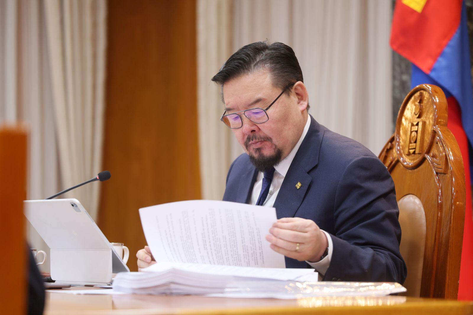 Хяналтын болон бүтээмжийн менежерүүд, сайд нарын зөвлөхүүдийг цомхотгож, дэд сайд нарыг томиллоо