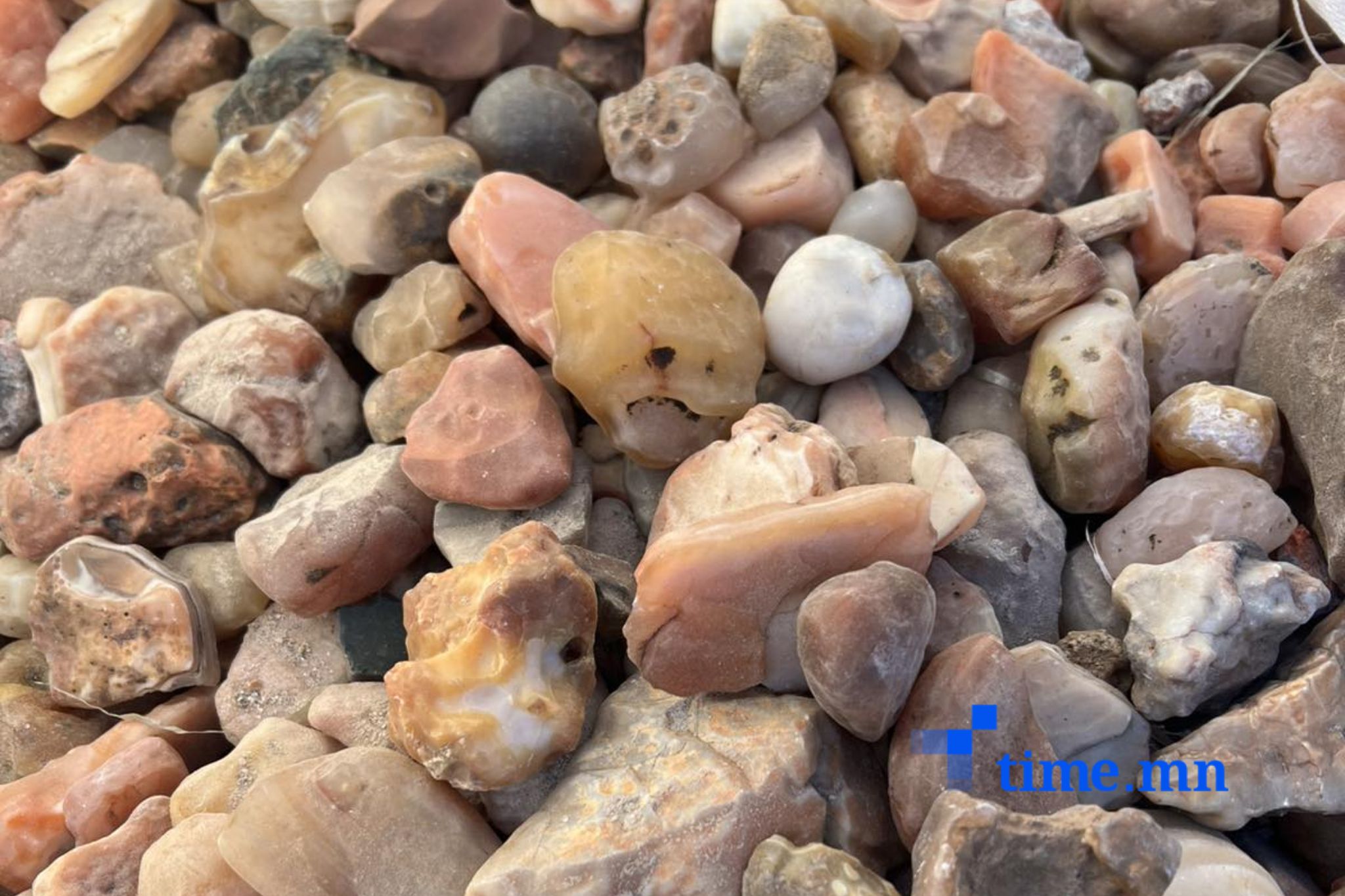 Хилээр 30,3 тонн байгалийн чулууг хууль бусаар гаргах гэж байсныг илрүүлжээ