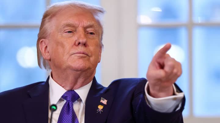 Ирантай арилжаа хийдэг улсуудад Трамп 25%-ийн татвар ногдуулахаар болжээ