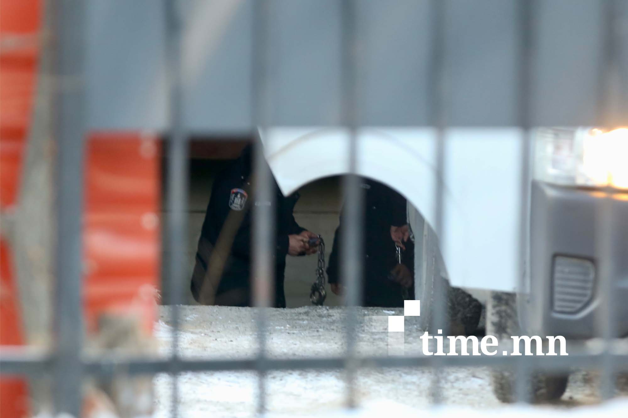 Цагдаа нарт хахууль өгөөд, 10 сар хорих ялаар шийтгүүллээ