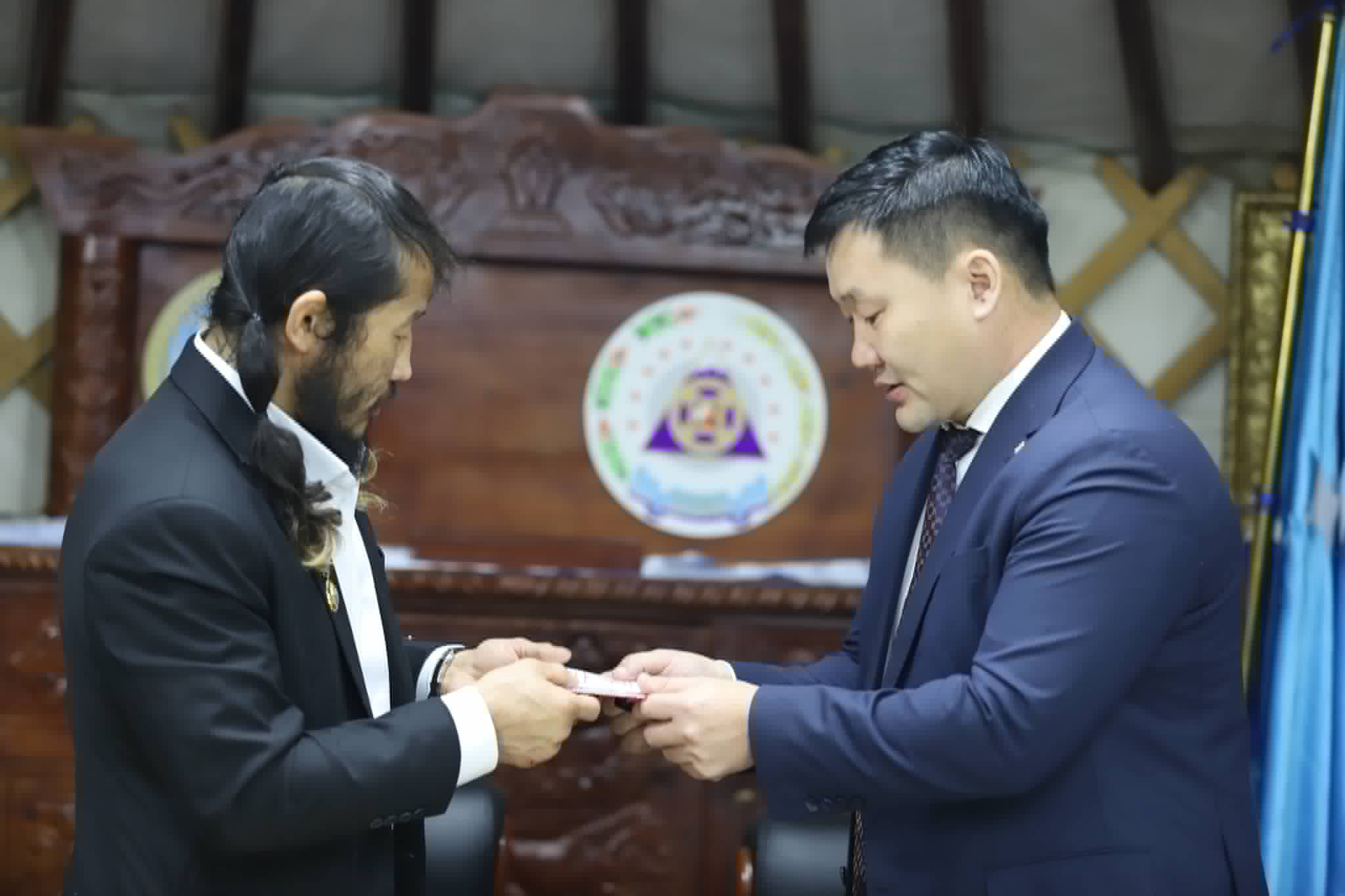 Б.Энх-Оргилыг Ховд аймгийн “Хүндэт иргэн”-ээр өргөмжлөв