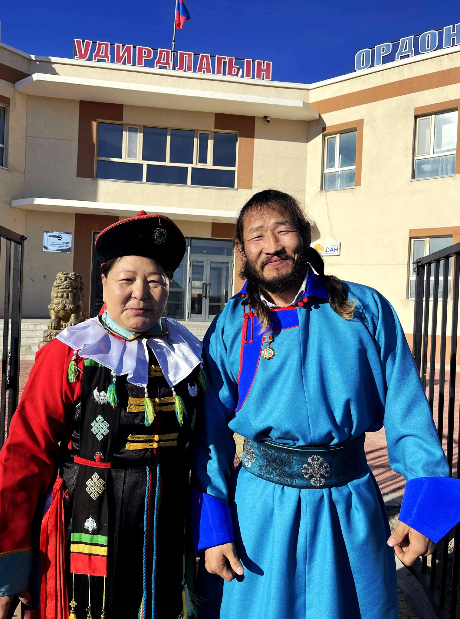 Б.Энх-Оргилд өв тээгч О.Сурахбаяр дээл урлаж өгөв