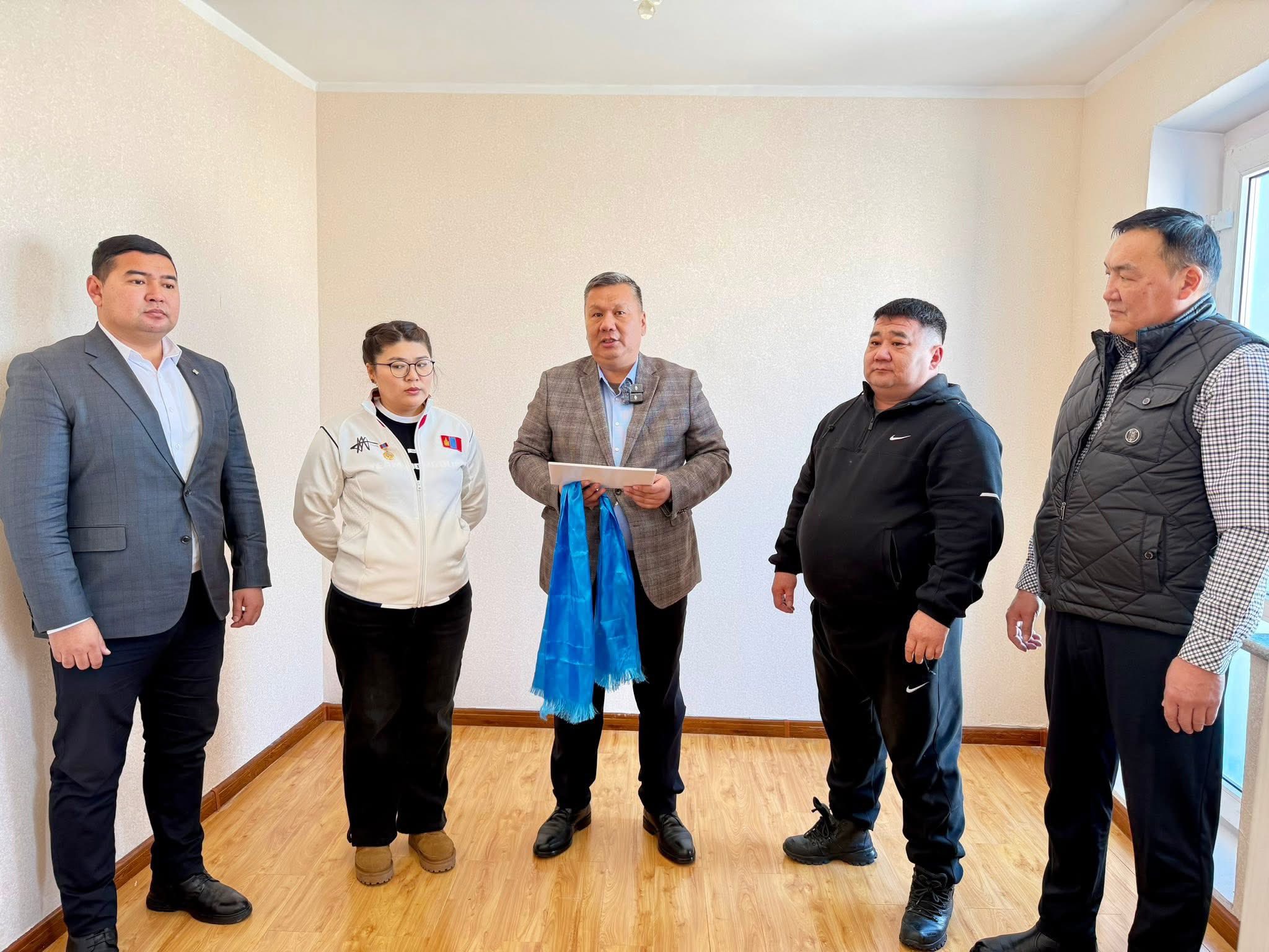 Шатрын их мастер А.Энхтуулд 2 өрөө байр хүлээлгэн өглөө