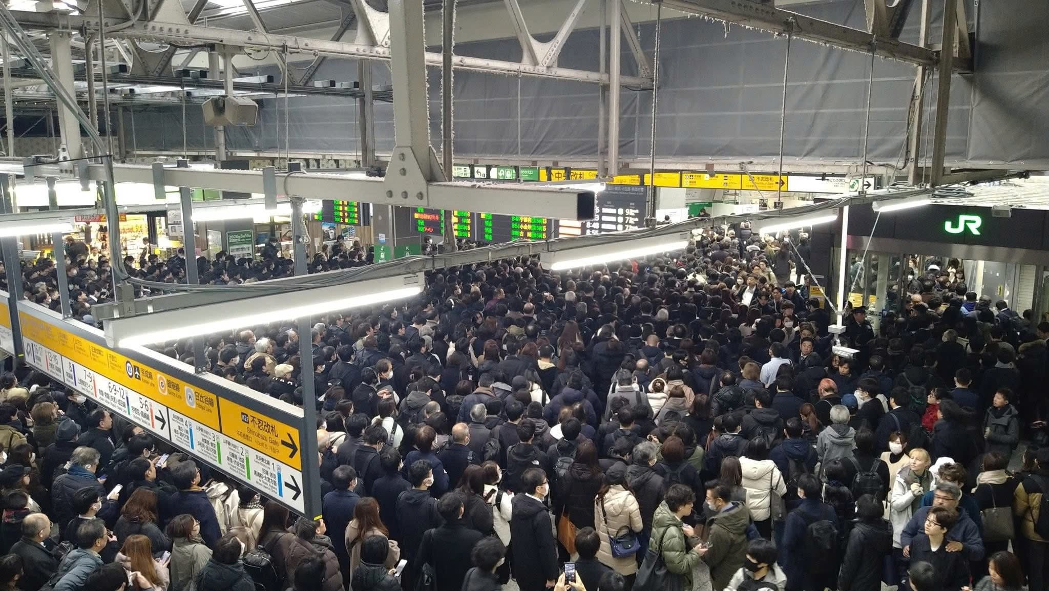 Цахилгаан тасарсны улмаас олон мянган хүн галт тэргэнд гацжээ