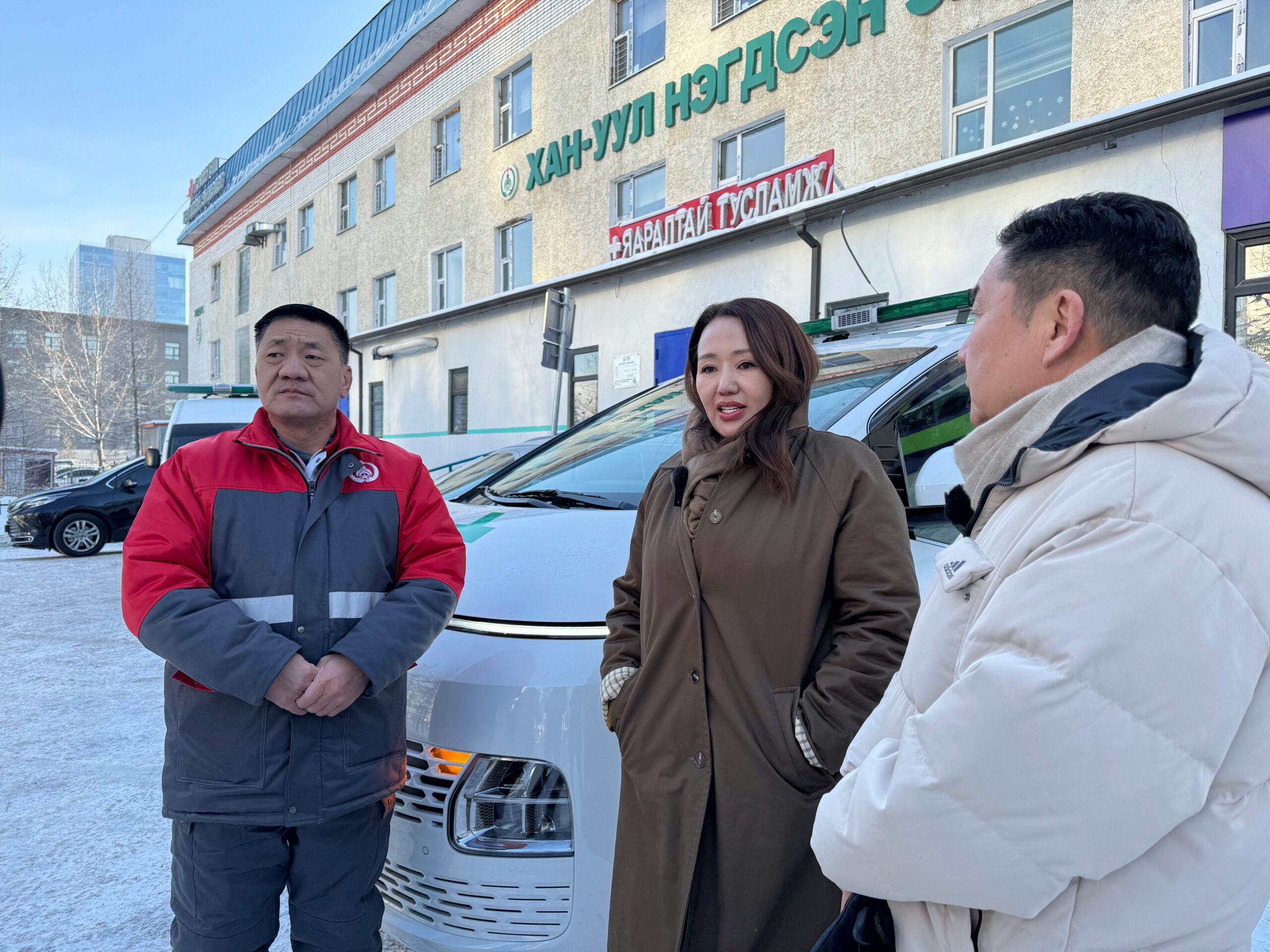 Хан-Уул дүүргийн Нэгдсэн эмнэлэгт түргэн тусламжийн машин гардуулан өглөө