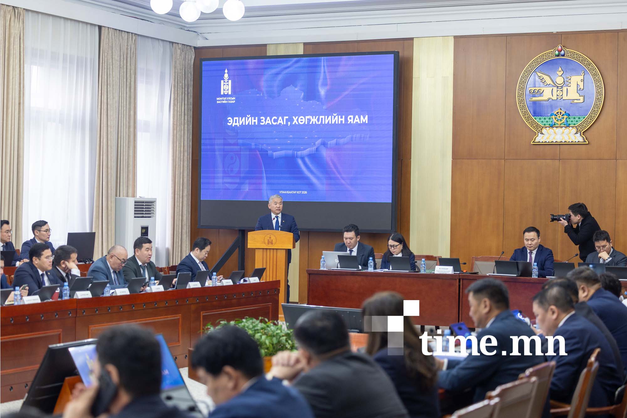 Г.Занданшатар: Бидэнд улс орныхоо эдийн засгийг аврах өөр сонголт байгаагүй