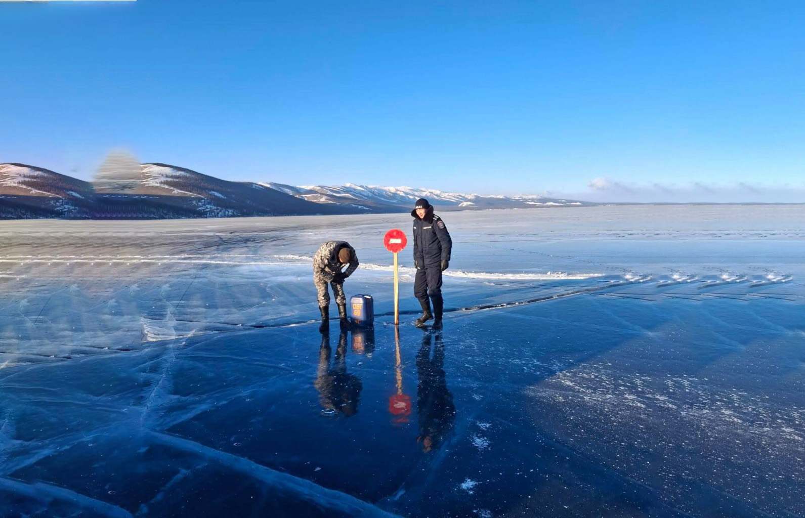 Хүслийн хадны үзүүрт цагаан хил гарсан тул хориглох тэмдэг тавьжээ