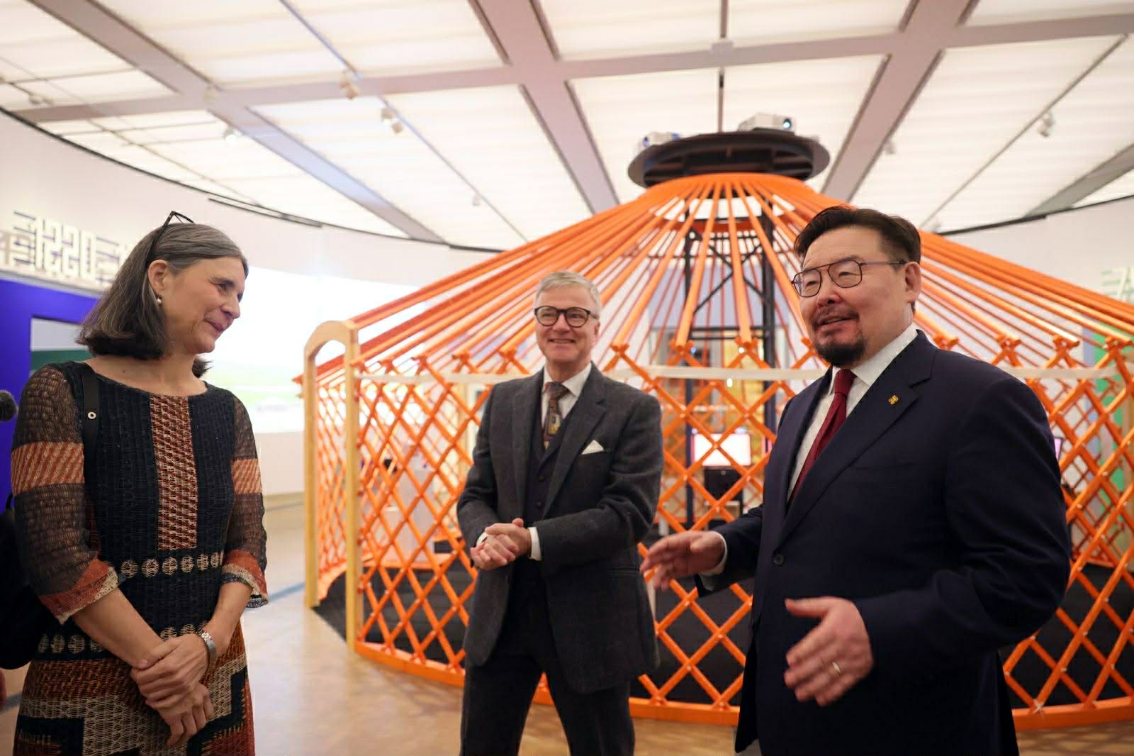 Швейцарт гарсан “Монгол орон, хоёр цаг хугацаа” үзэсгэлэнг 50 мянган хүн үзэж сонирхжээ