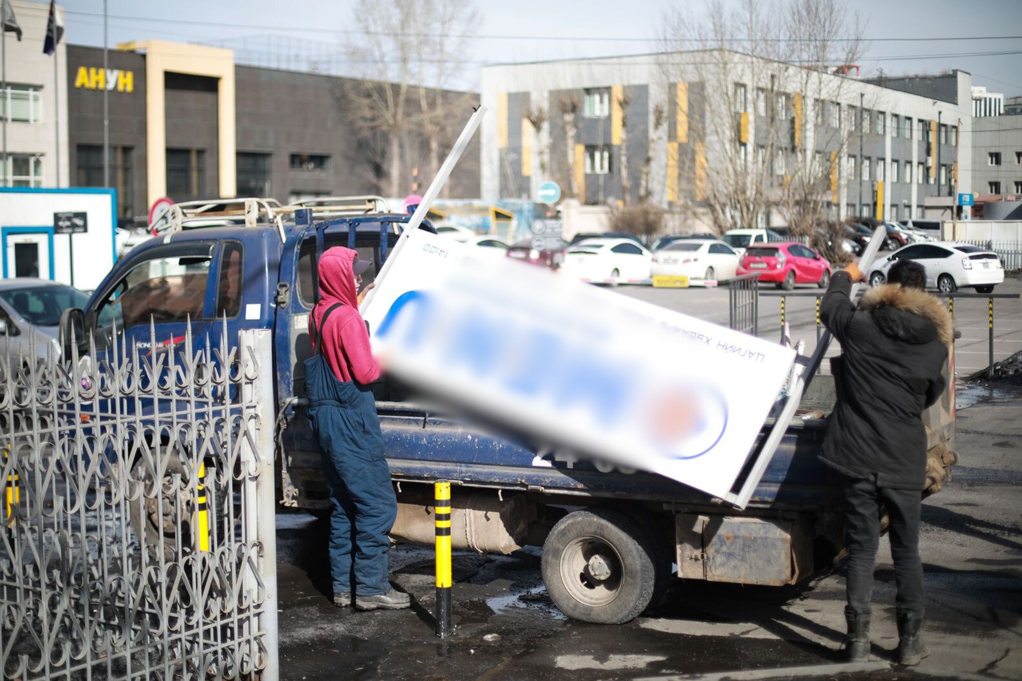 Стандартын шаардлага хангаагүй, зөвшөөрөлгүй байрлуулсан хаягийг буулгана