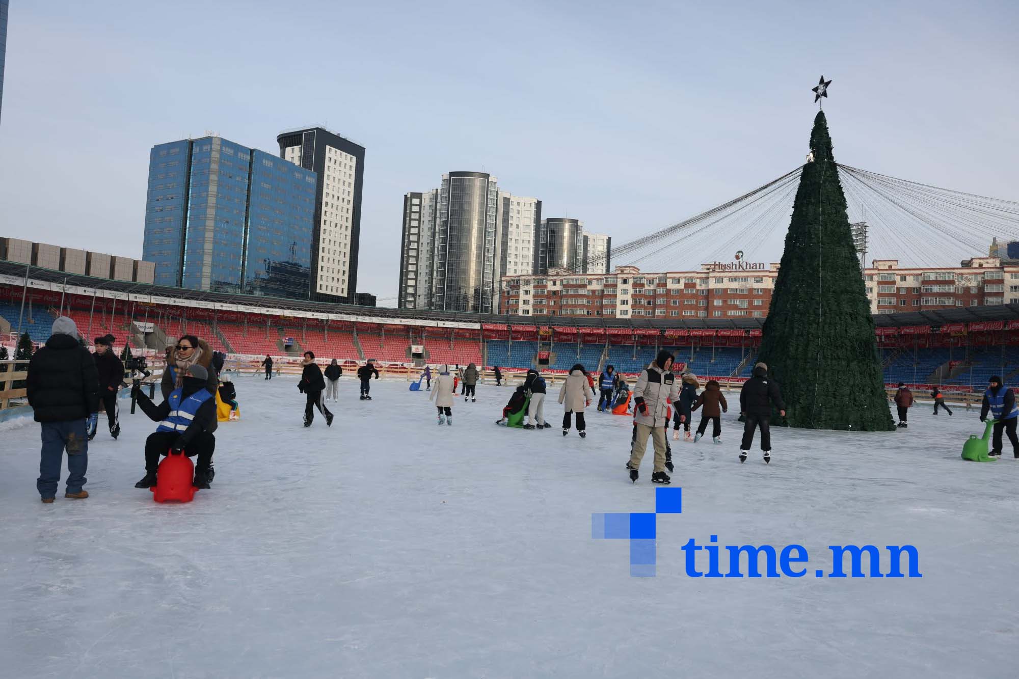 Төв цэнгэлдэх хүрээлэнд “Мөрөөдлийн мөсөн цэнгэлдэх–2025” арга хэмжээ үргэлжилж байна