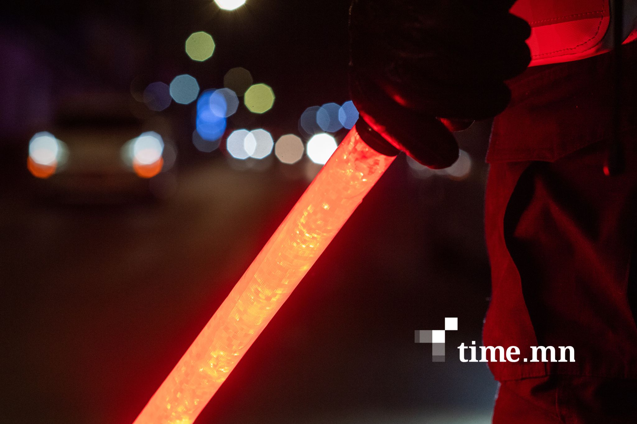 Гарцгүй хэсгээр зам хөндлөн гарч байсан иргэн ачааны машинд дайруулан нас баржээ