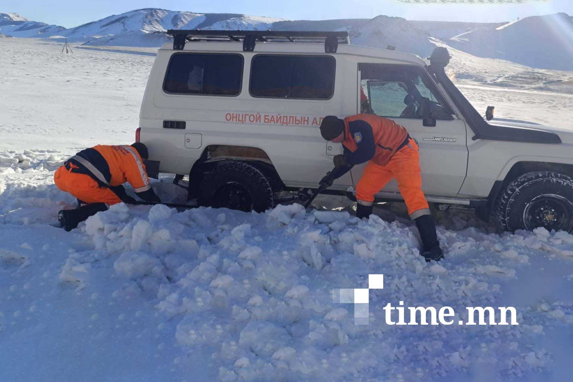 Сар шинийн өдрүүдэд цасанд суусан 23 автомашиныг татан гаргажээ