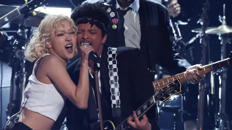 Дуучин Рөүз, Бруно Марс хоёр “Грэмми авардс”-ыг нээжээ