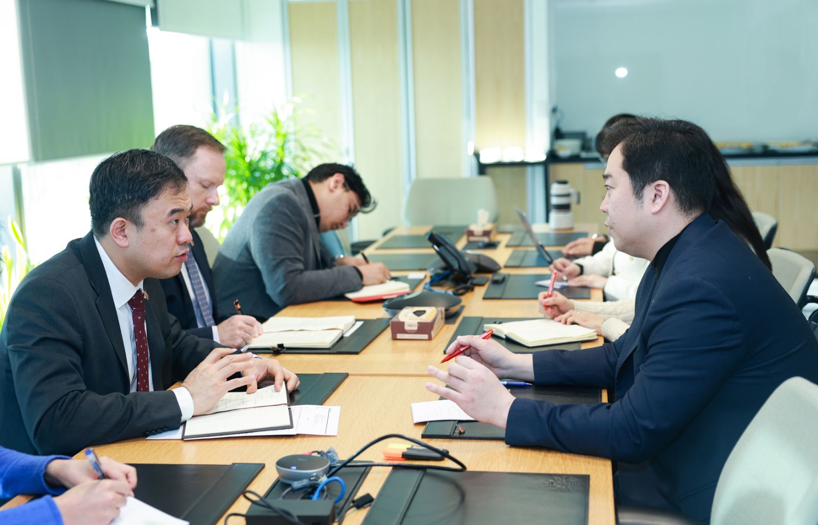 НИТХ-ын дарга А.Баяр Австрали улсаас Монгол Улсад суугаа Элчин сайд Лео Зенгтэй хамтын ажиллагааны талаар санал солилцов