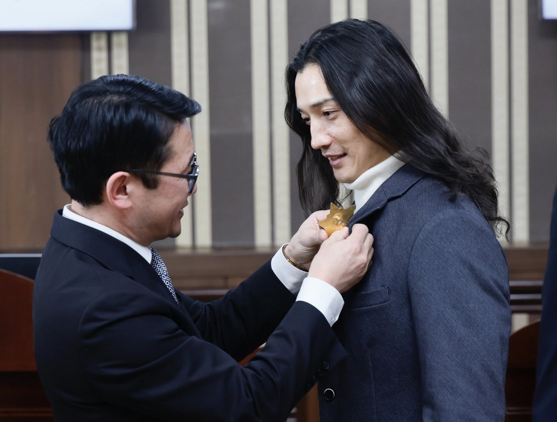 МУГЖ Э.Лхагва-Очир Налайх дүүргийн хүндэт иргэн боллоо