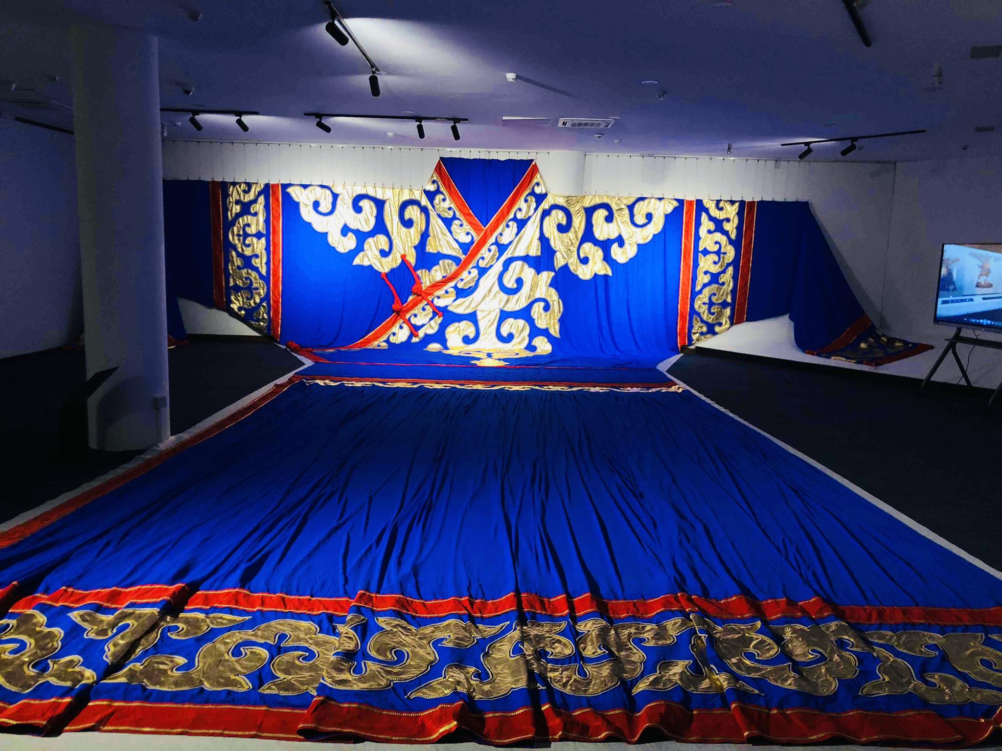 Дэлхийн хамгийн том дээлийг Чингисийн музейд дэлгэжээ