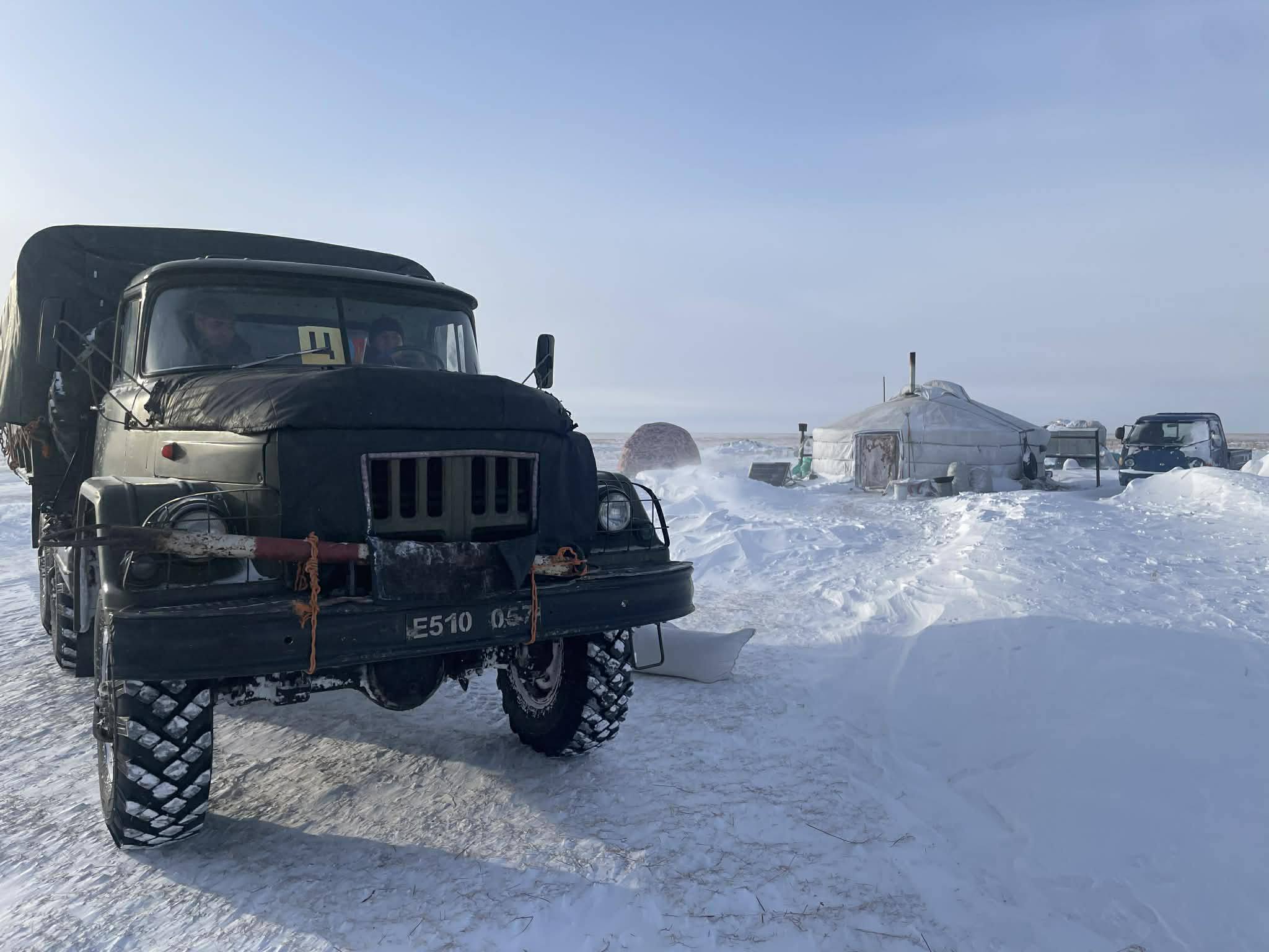 Цасан шуурганы хор уршгийг арилгахаар зэвсэгт хүчний алба хаагчид ажиллаж байна