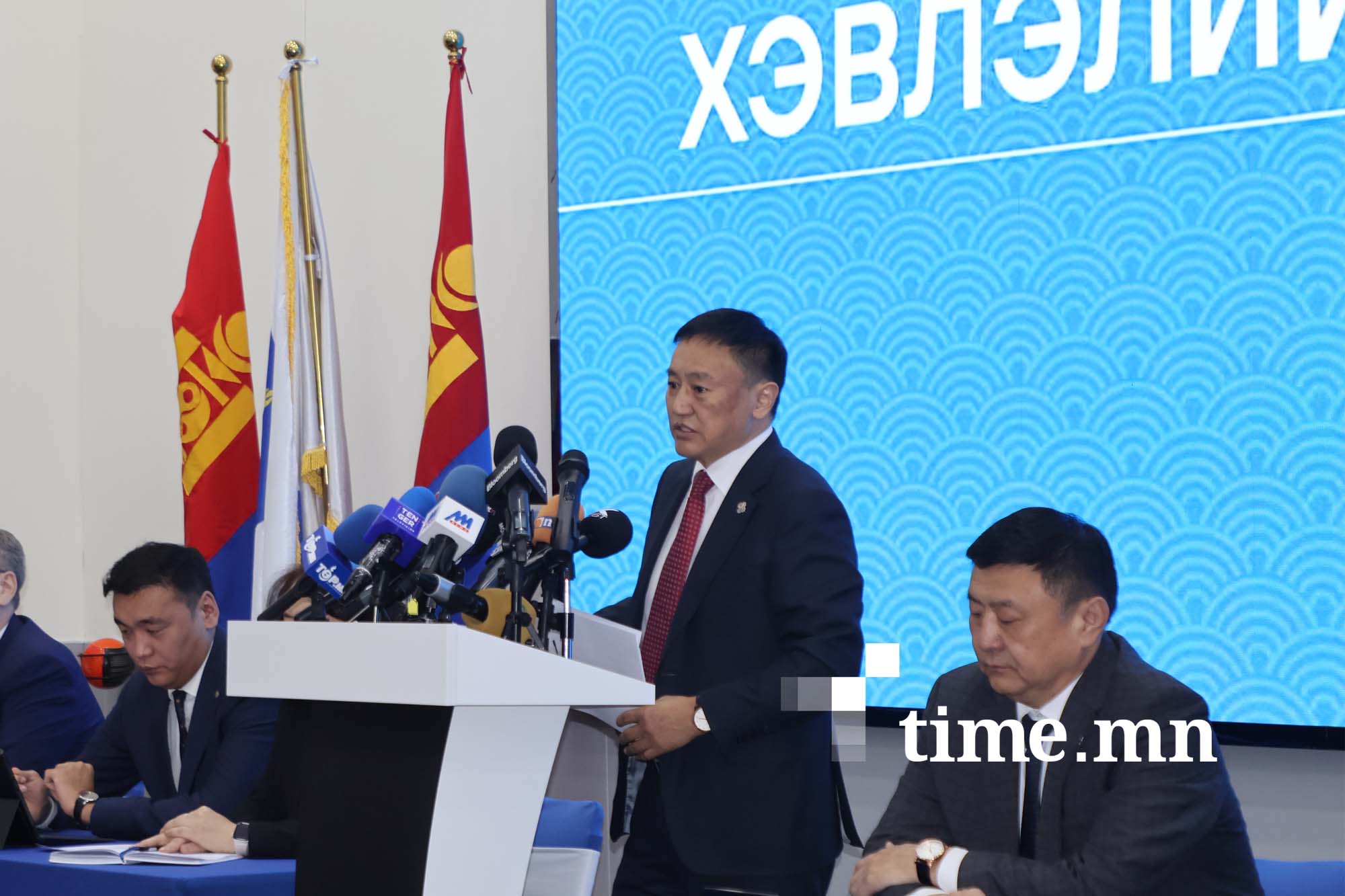 Эрүүл мэндийн сайд Ж.Чинбүрэн: Эмийн сангуудаар явж эм хайх шаардлагагүй болсон