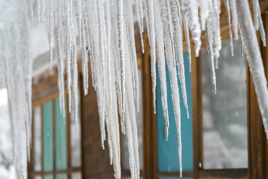 Дээврийн цас, мөс хайлж дээрээс унах эрсдэлтэй тул иргэдийг болгоомжтой зорчихыг  санууллаа