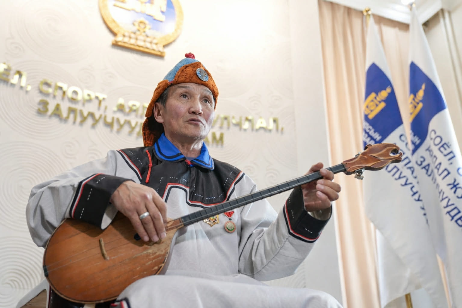 “Тууль”, “Алтайн магтаал”-ыг шинийн 15-нд багтаад сонсоход гандан орж засал ном хийх шаардлагагүй гэж үздэг.