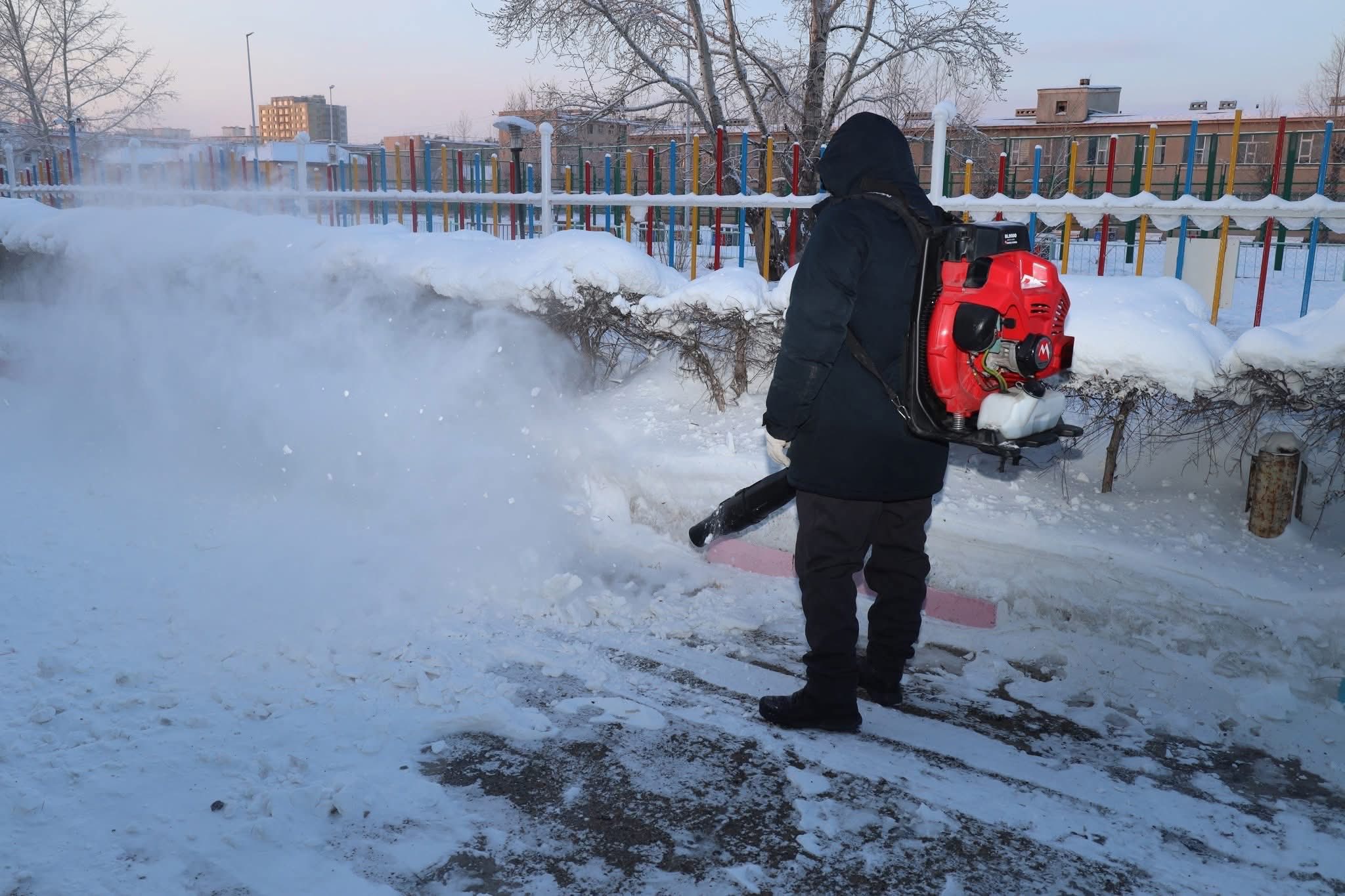 Сургууль, цэцэрлэг цас үлээж цэвэрлэх багажтай болжээ
