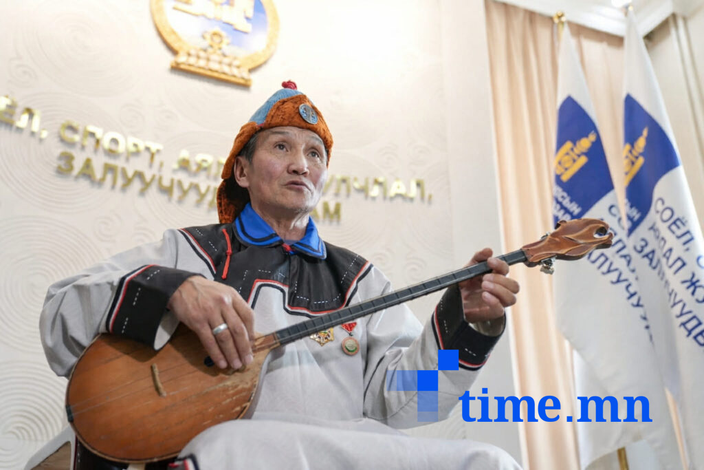 “Тууль”, “Алтайн магтаал”-ыг шинийн 15-нд багтаад сонсоход гандан орж засал ном хийх шаардлагагүй гэж үздэг.