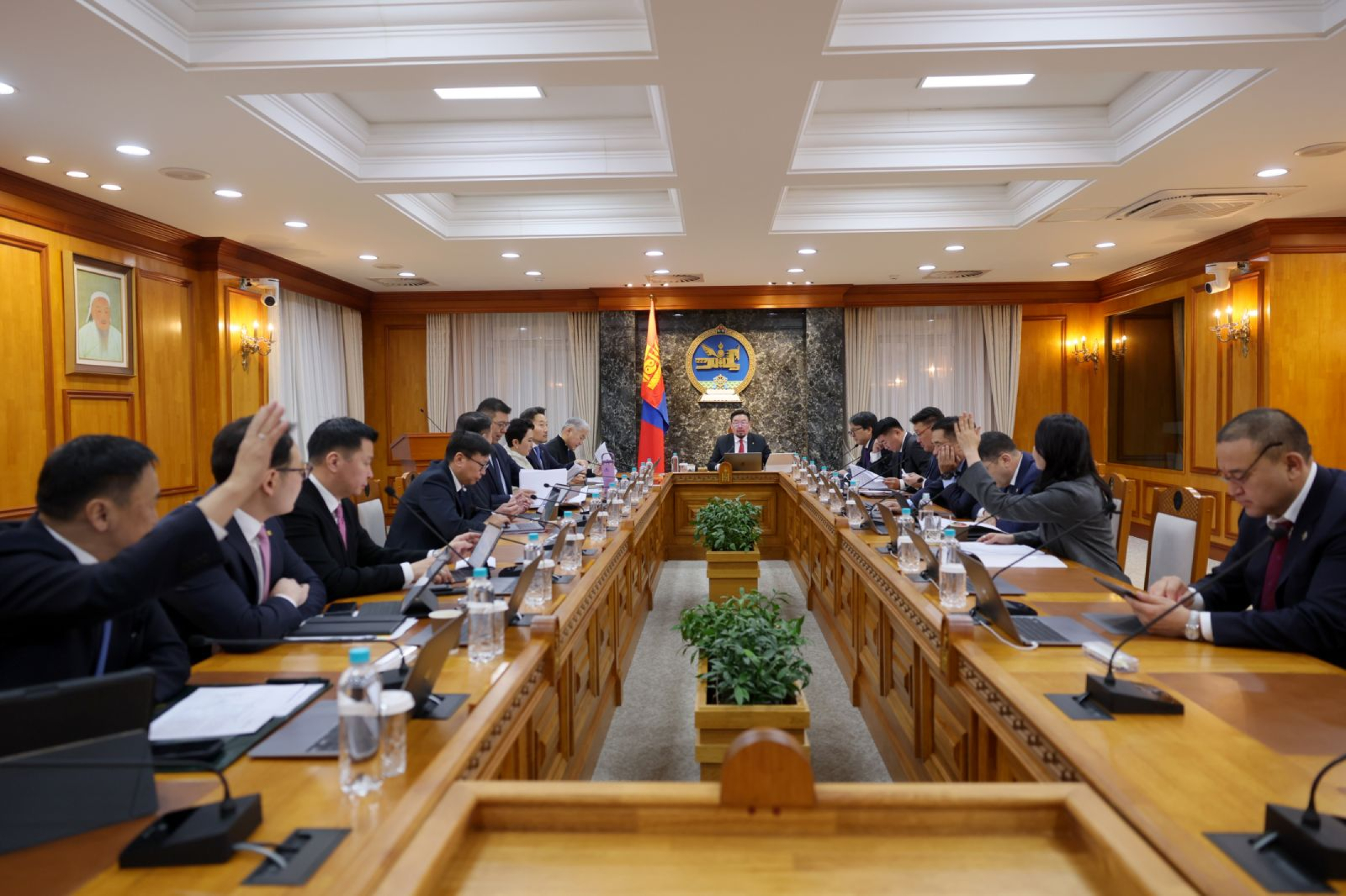 Үндэсний баялгийн сангийн орлогыг нэмэх, хөрөнгийг арвижуулах, зарцуулах талаар иргэдтэй зөвлөлдөнө