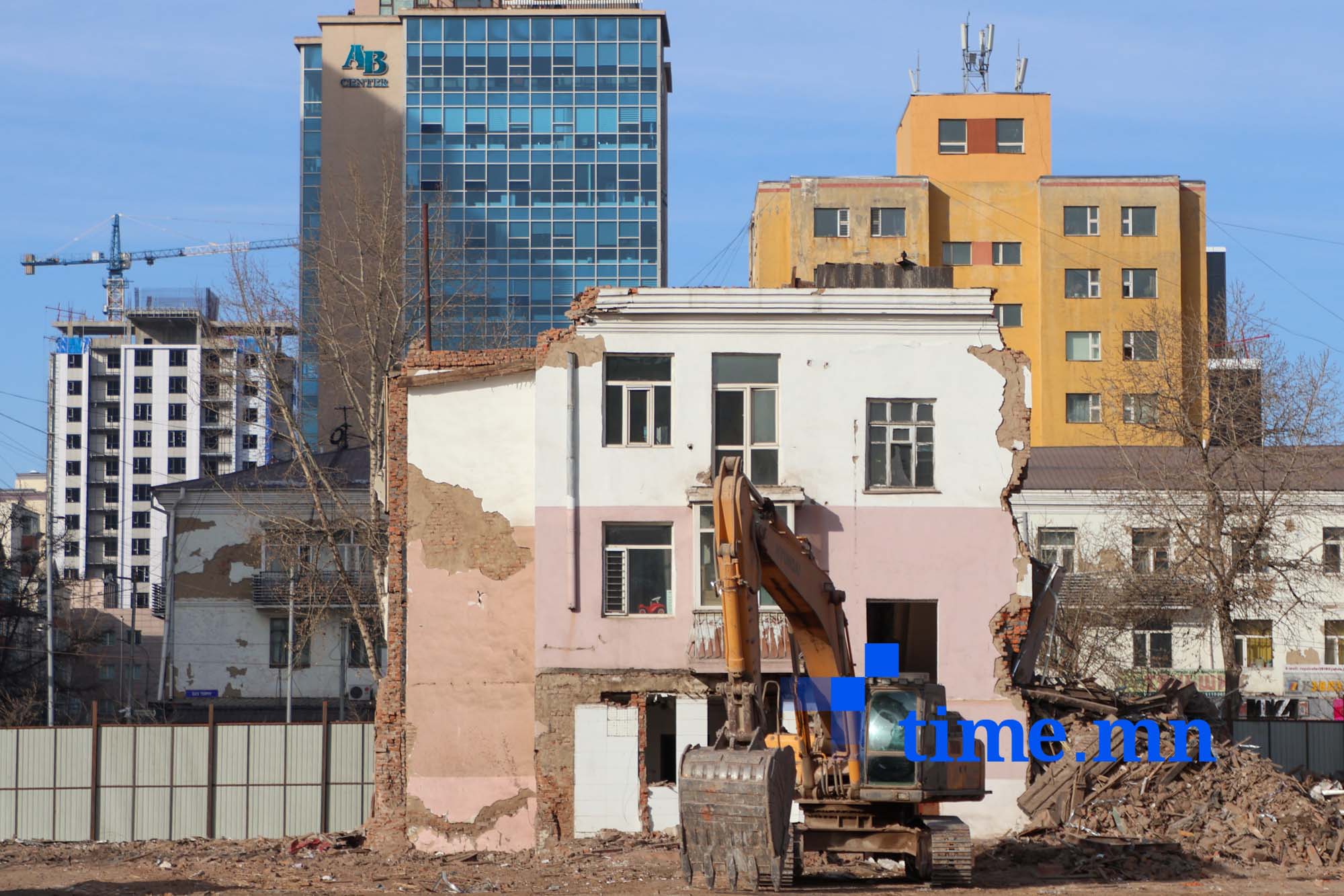 Г.Хүрэлсүхийн байрыг нураах гэсэн нь буруу гэж шүүх үзжээ  