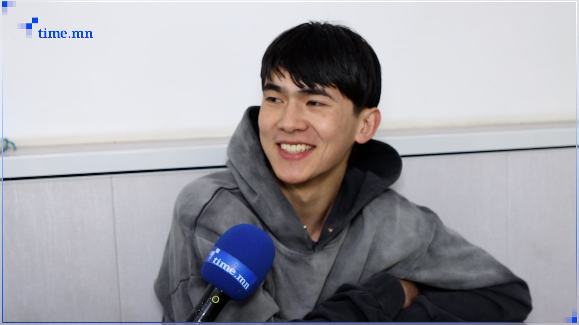 Найзуудтайгаа аялгаараа ярих арай л гоё. Удаан идээгүй хоолоо идсэн юм шиг санагддаг