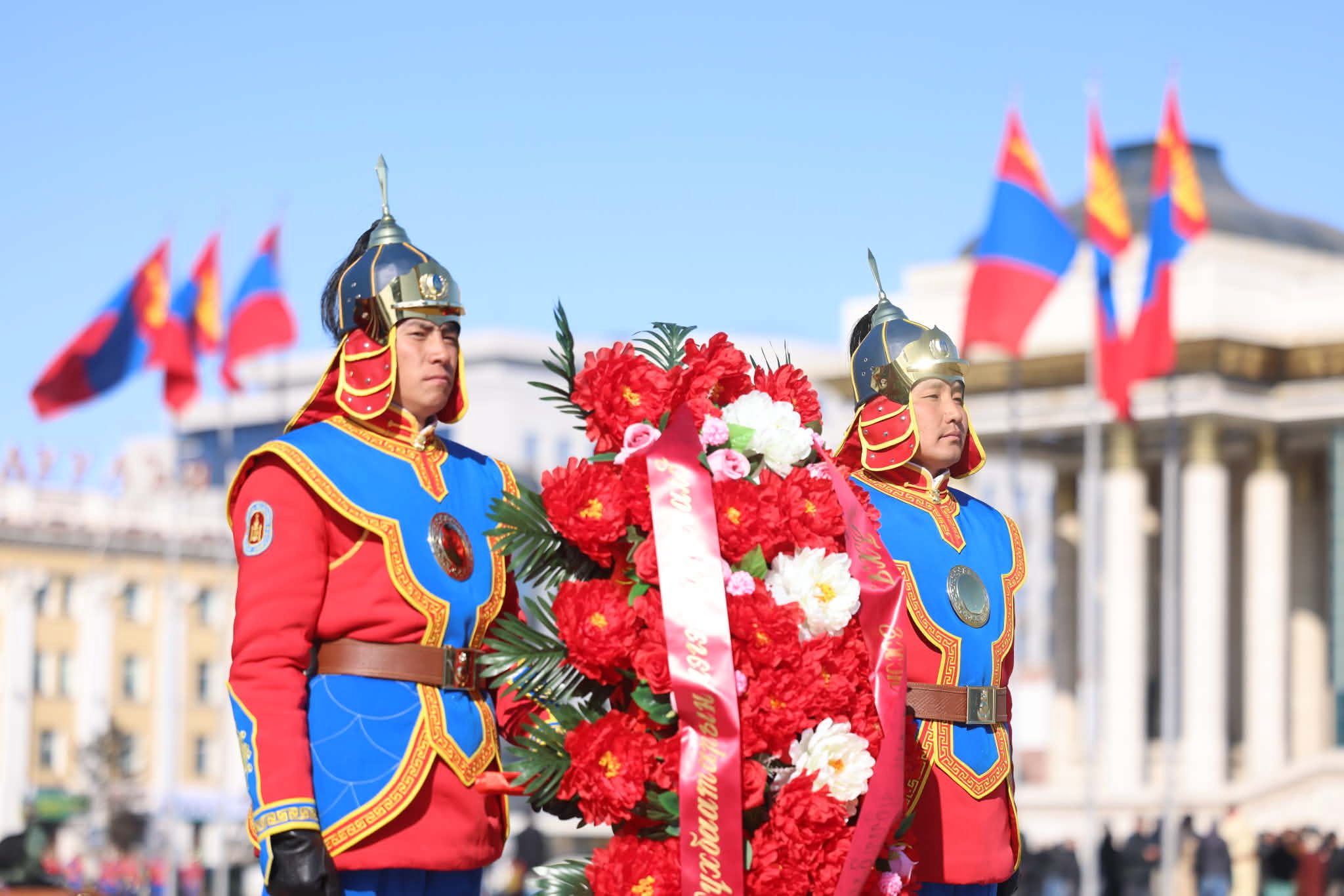 Жанжин Д.Сүхбаатарын хөшөөнд хүндэтгэлийн цэцэг өргөлөө