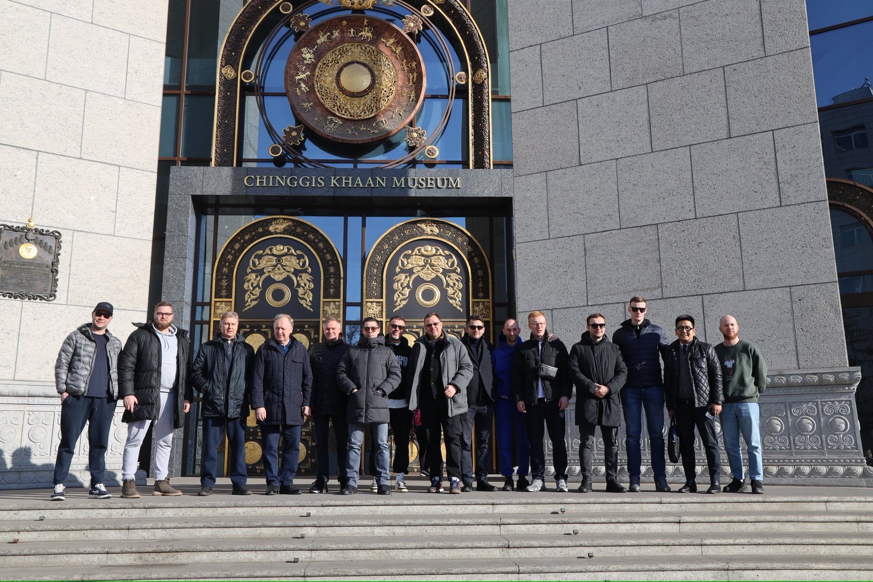 Дэлхийн домогт дасгалжуулагч Василий Первухин тэргүүтэй хоккейчид ирлээ