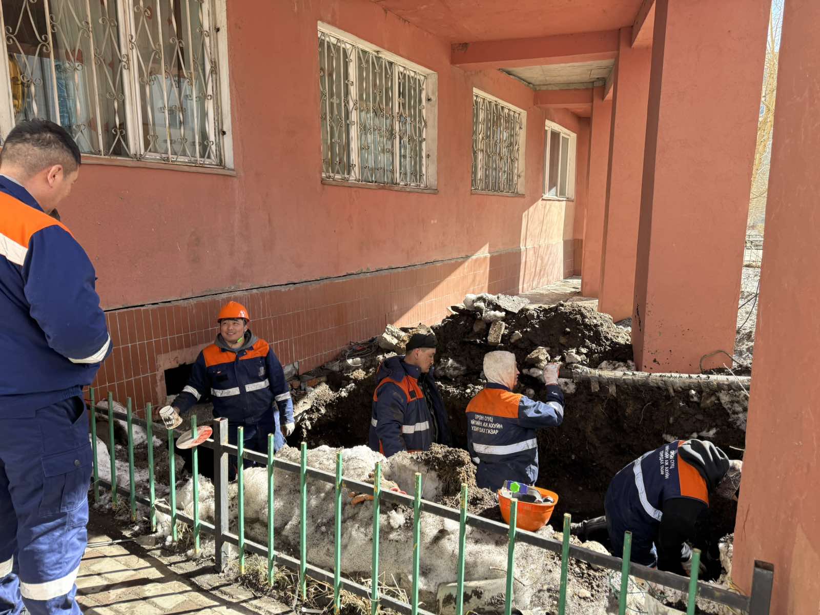 Хилчингийн долдугаар байрны халуун усны шугамыг засаж байна