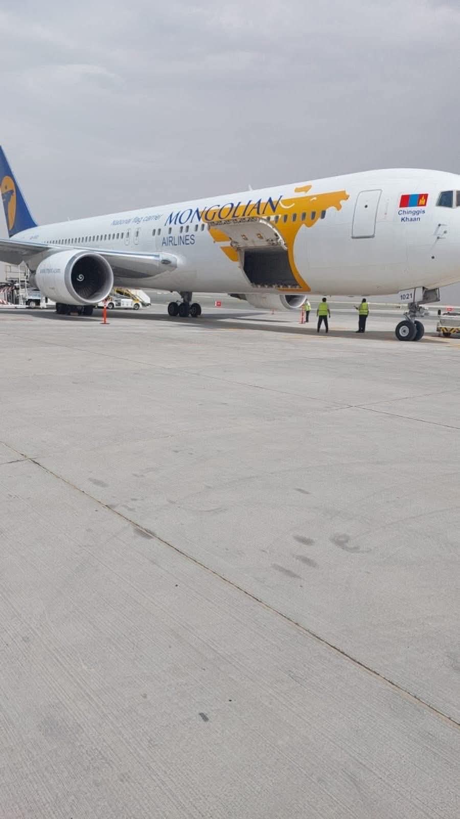 Эль Мактум олон улсын нисэх онгоцны буудлаас Монголын цагаар 19:40 цагт хөөрлөө