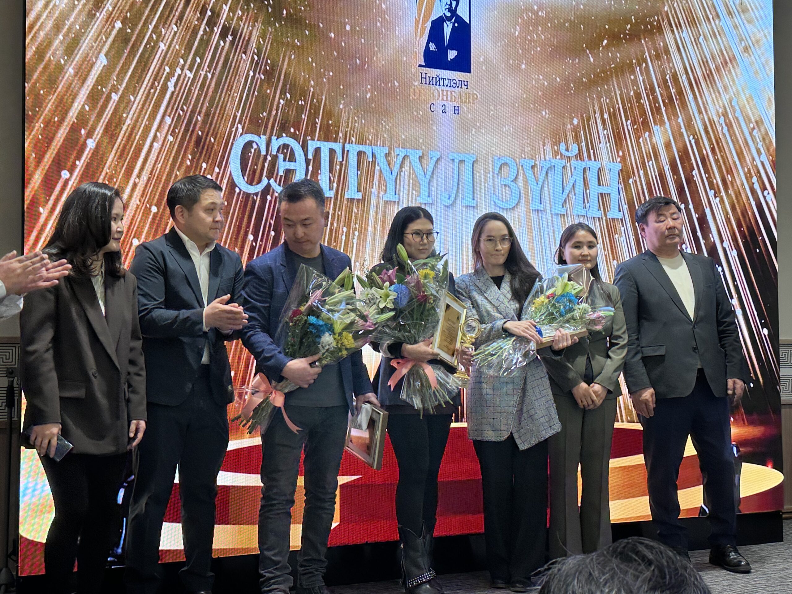 Л.Анударь “Нийтлэлч Отгонбаяр” сангийн шагналын эзэн боллоо