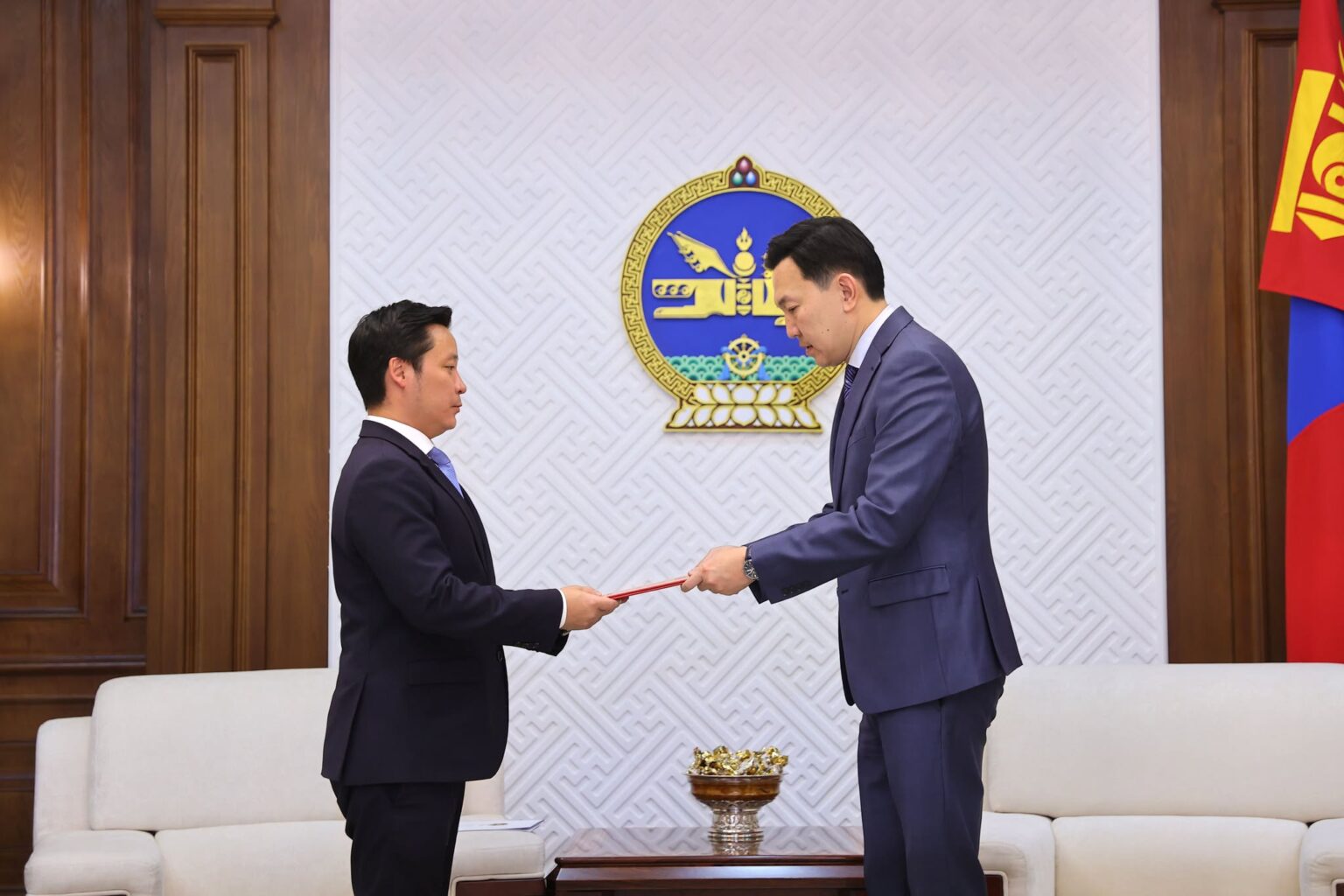 Ерөнхийлөгч санаачилсан хуулийн төслөө УИХ-д өргөн мэдүүллээ