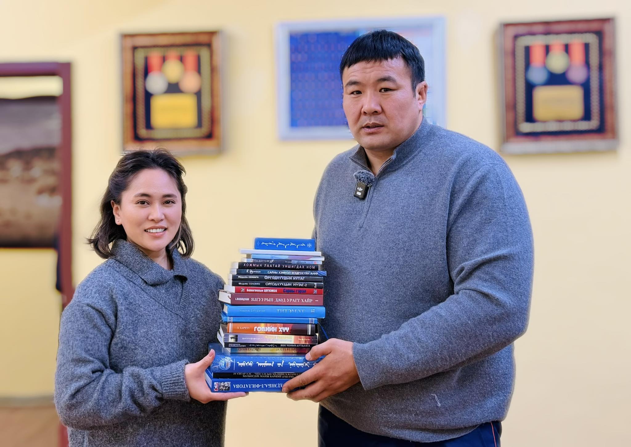 Бөхчүүд сургууль , цэцэрлэгийн хүүхдүүдэд ном хандивлана