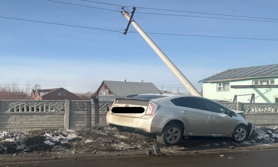 Нойрмог жолооч цахилгааны тулгуур мөргөж хугалан, 868 айлыг тоггүй болголоо