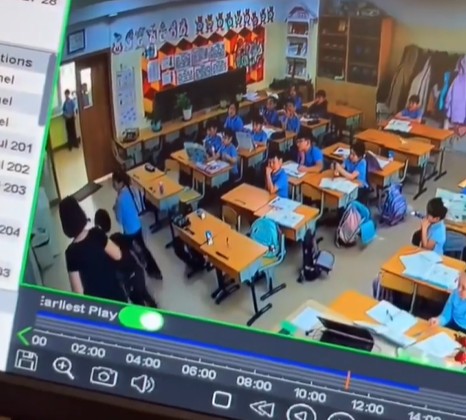 Сурагчаа зодсон багшийг шалгаж байна