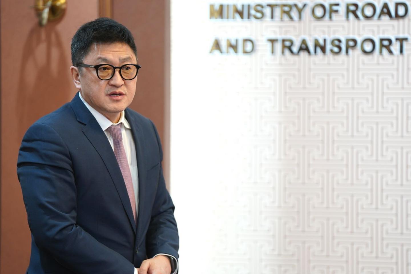 Баянхонгорын М.Баярмагнай яамнаас яам дамжин явсаар