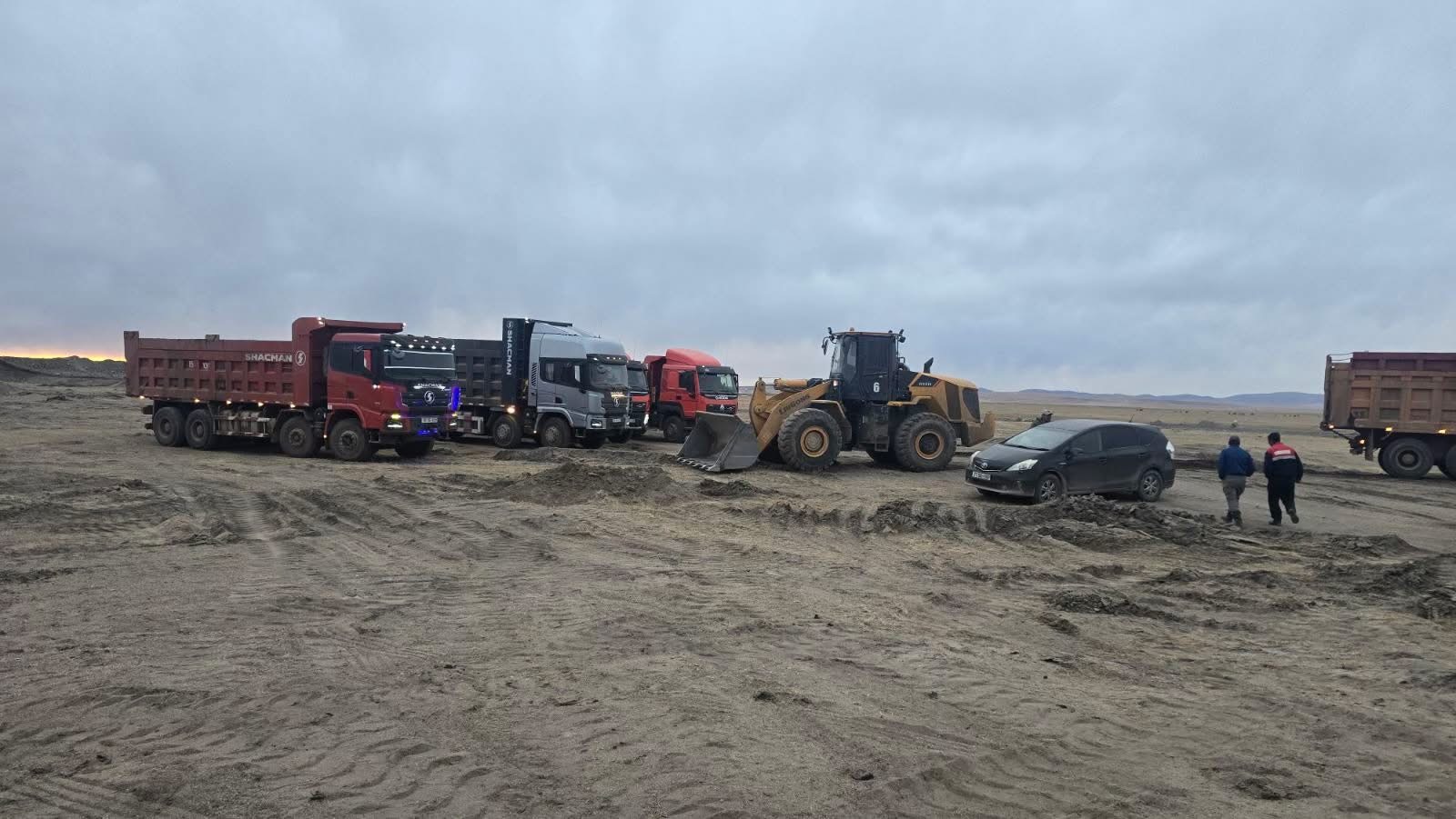 Хууль бусаар элс, хайрга олборлогчдыг зогсоолоо